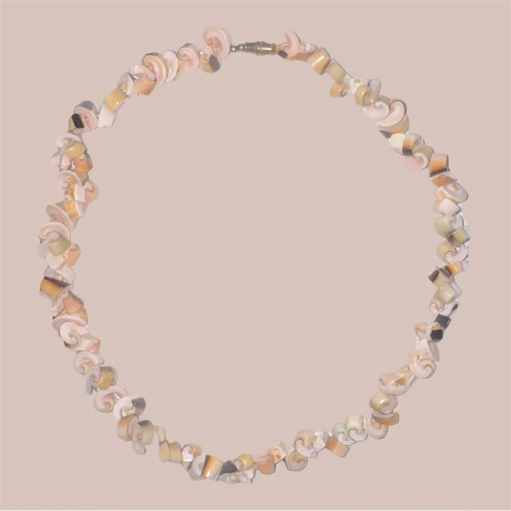 Vintage 18 Inch Shell Necklace With Gold Tone Screw‎ Clasp.